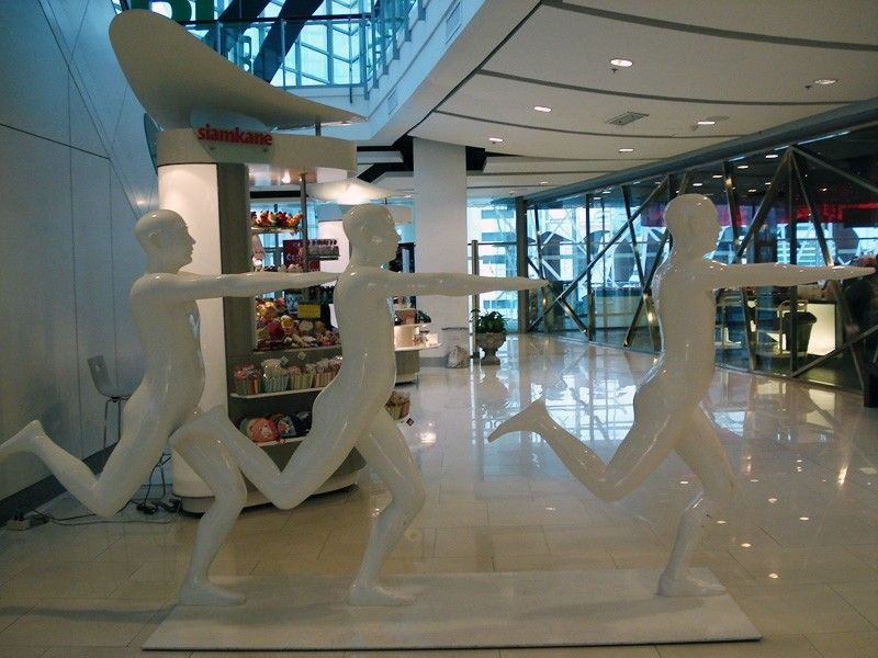 бесполые бегуны. скульптура голых бегунов без половых признаков, бесплатный прикол