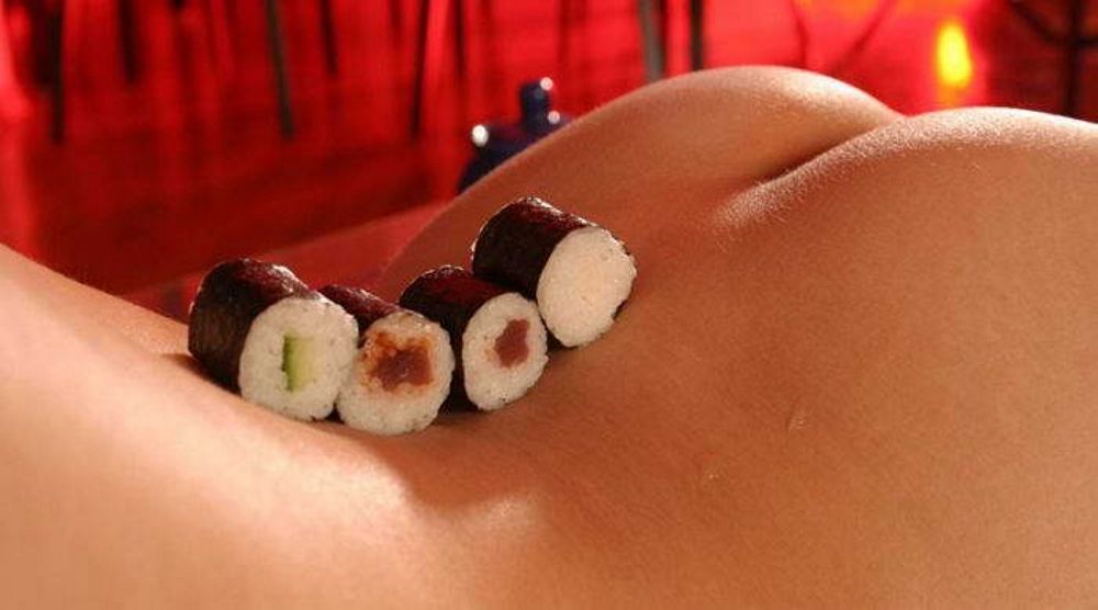 суши на голой женской попке - новое слово в традиционном японском ниутамиори, забавная эротическая картинка, фото прикол