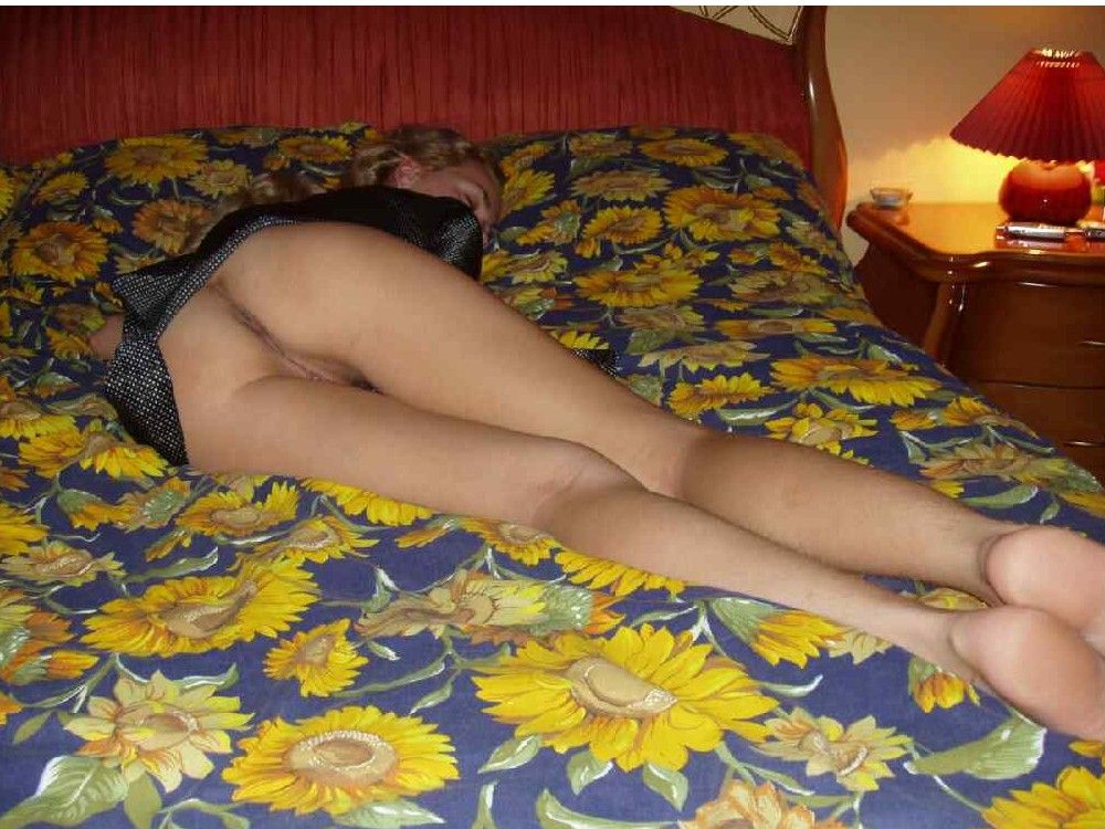 пьяная девушка с отвратительно волосатыми ногами уснула с задравшимся подолом выставив на обозрение голую попу с писькой , забавная эротическая картинка, фото прикол