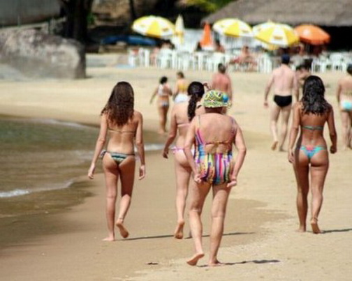 прогресс моды. трусы и стринги на женских попах на пляже.   смешная эротическая картинка, прикол
