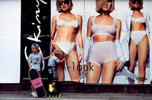 белье. мальчишки заглядывают в трусики девушкам на рекламном плакате. бесплатная прикольная картинка