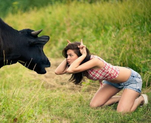 му-у-у. девушка и корова. бесплатная прикольная картинка