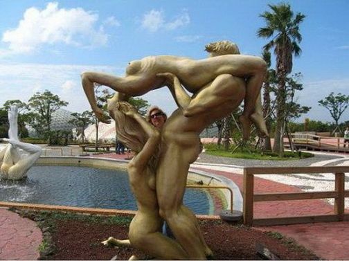 остановись мгновенье! скульптура секса мужчины с двумя девушками. бесплатная прикольная картинка