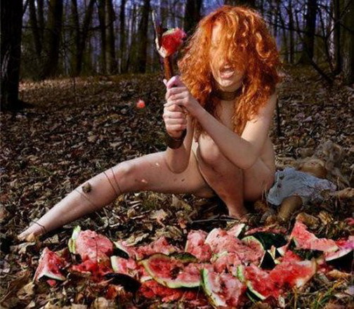 маньячка. голая рыжая девка порубила арбуз в капусту. бесплатная прикольная картинка