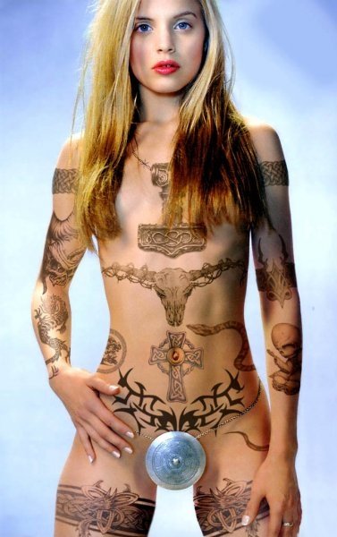 татуированная девушка викинг. бесплатный эротический фото прикол
