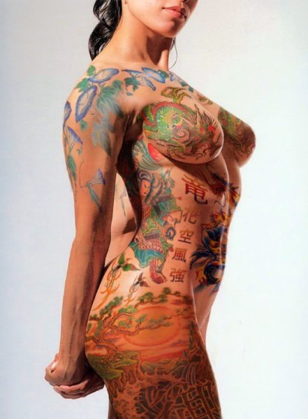 татуированное женское тело