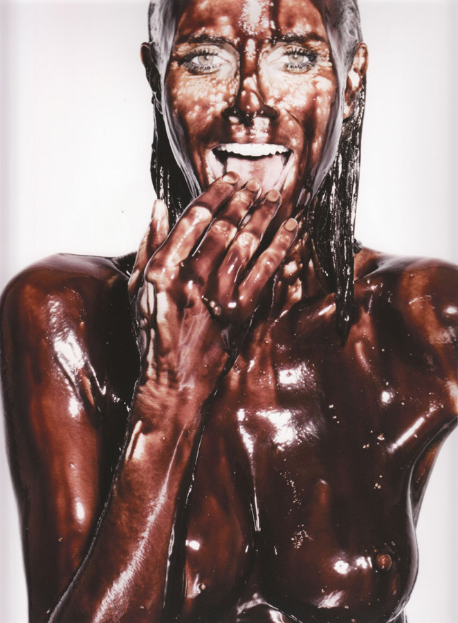 Хайди Клум топлесс испачкана в шоколаде фото