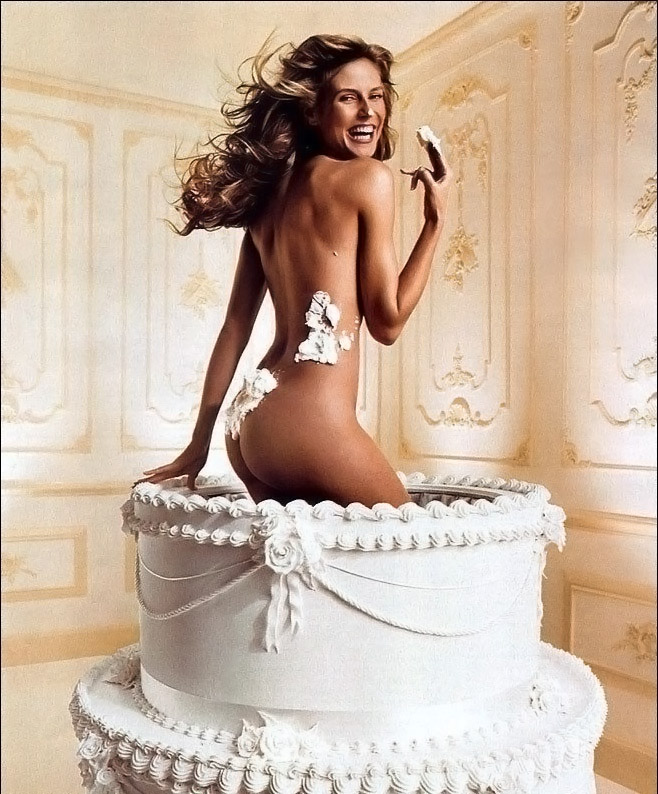 Хайди Клум сголой попой в креме выскакивает из торта фото