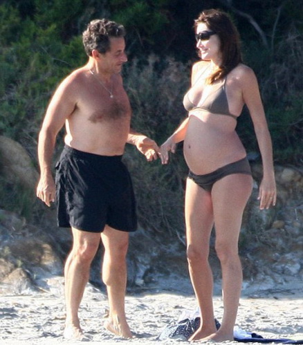 беременная Карла Бруни с мужем на пляже