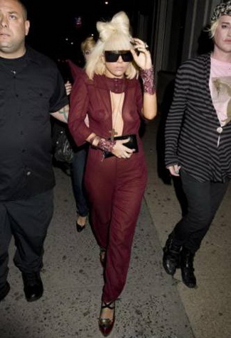 Леди Гага без белья и трусов в прозрачном костюмчике фото