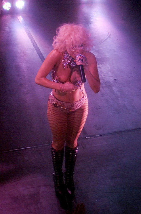 фото Леди Гага на концерте оголяет грудь