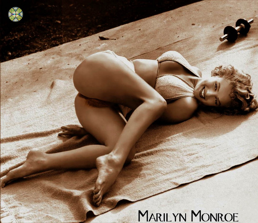 Мерлин Монро в откровенном купальнике фото 01