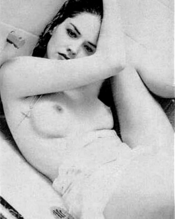 молоденькая Шерон Стоун голышом позирует в постели