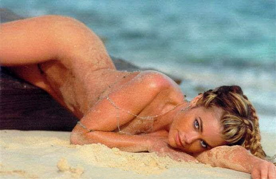 голая Дениз Ричардс лежит грудью на морском песке