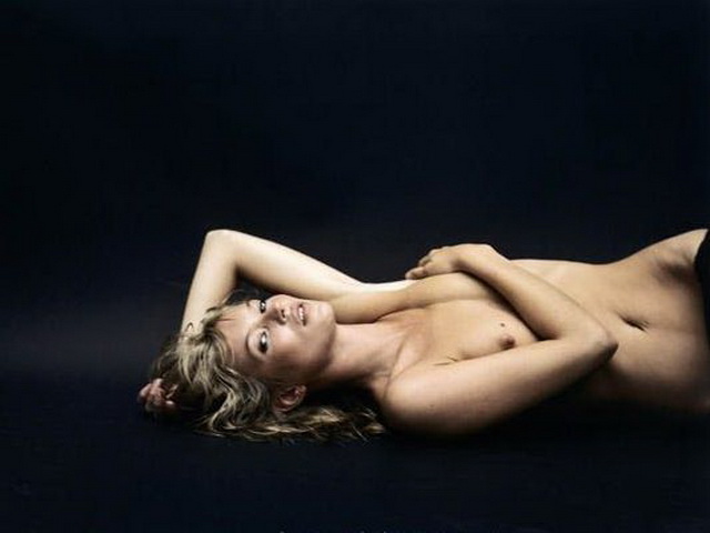 обнаженная Кейт Мосс лежит на спине на черном фоне