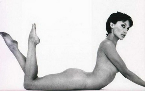Кайли Миноуг в голом виде делает гимнастику лежа на животе