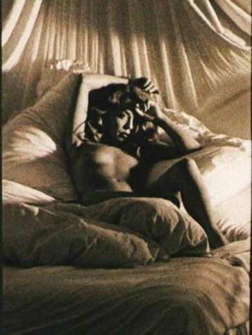 Кайли Миноуг в голом виде валяется в кровати