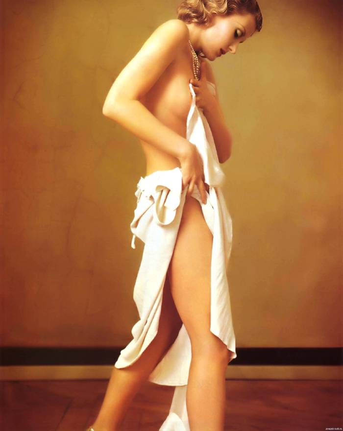 фото голая Рената Литвинова прикрывается полотенцем