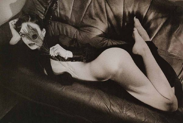 фото  чудо в перьях - голая Алена Водонаева на диване