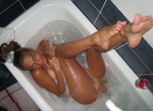 фото  голая Алена Водонаева в ванне задирает ноги
