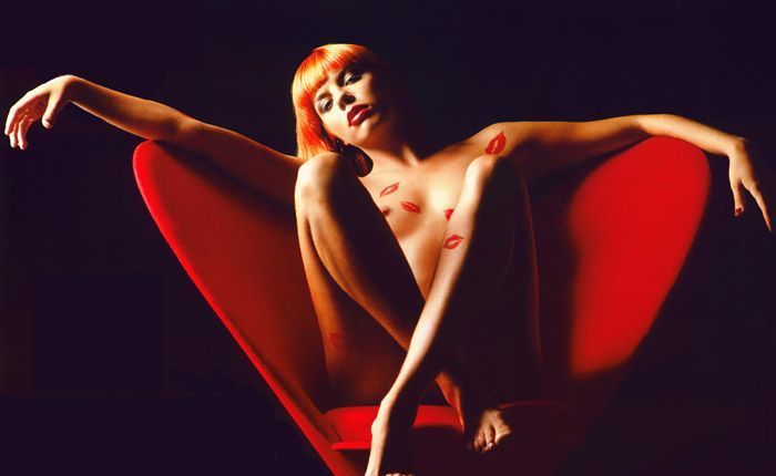 фото  Анастасия Стоцкая в голом виде на красном кресле