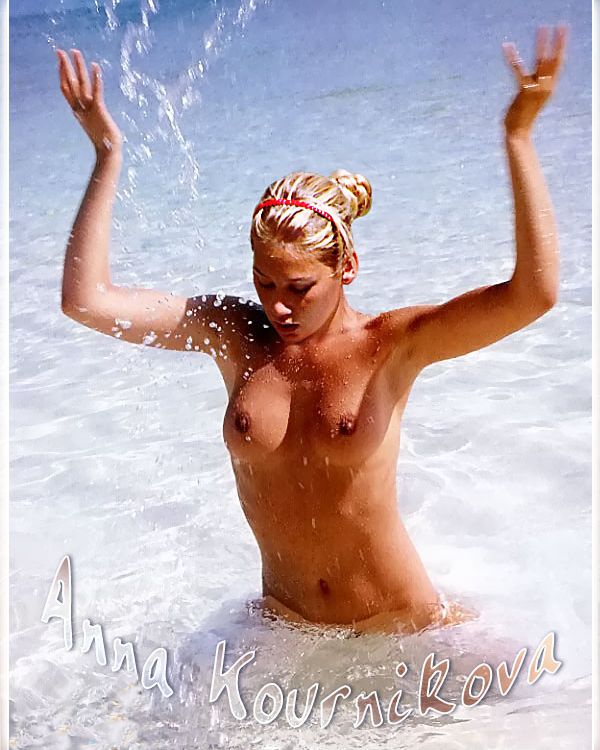 Анна Курникова голышом купается в море