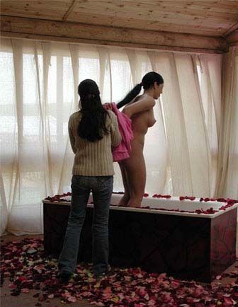  Елена Беркова раздевается в ванне во время съемок  