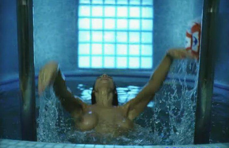 фото 06 голые груди Кати Стриженовой среди брызг в бассейне