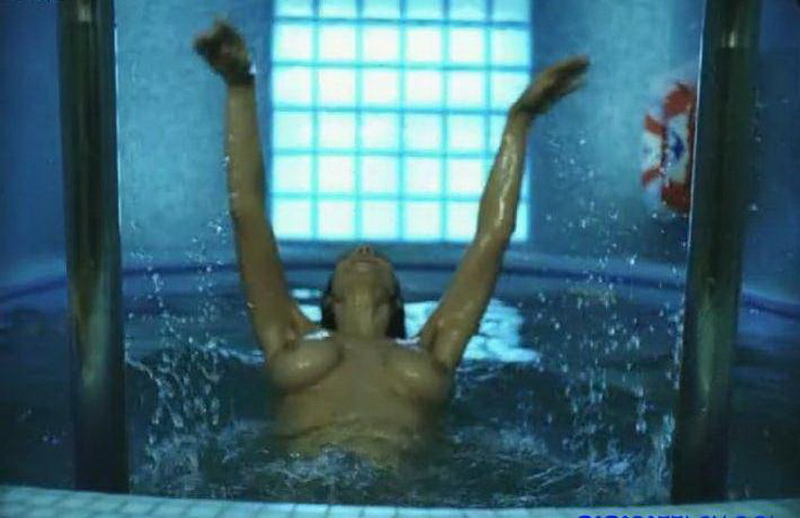 Екатерина Стриженова топлесс плавает в бассейне