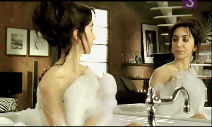 фото Зара в ванне вся в мыльной пене. Зара голышом