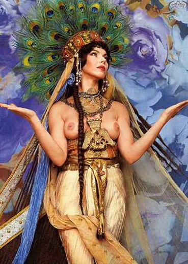 фото Лада Дэнс с обнаженной грудью в роли восточной царицы