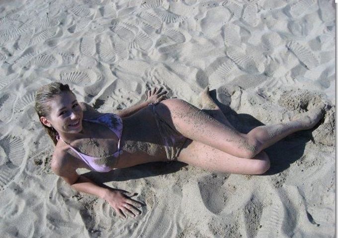 фото 09 грязная Лера Козлова валяется в откровенном купальнике на песке