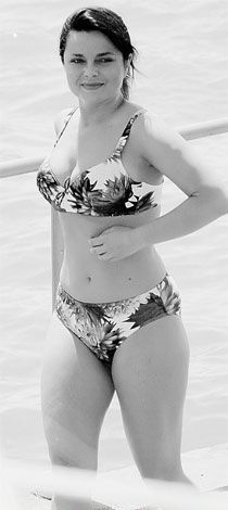 фото толстая Наташа Королева в цветастом купальнике на пляже