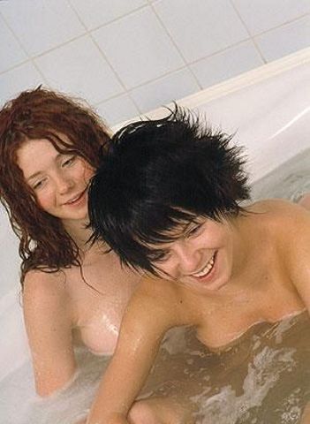 фото Голенькие Лена Катина и Юля Волкова купаются в одной ванне