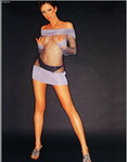 фото 03 длинные ноги и голая грудь Вики Талышинской позирующей в полный рост