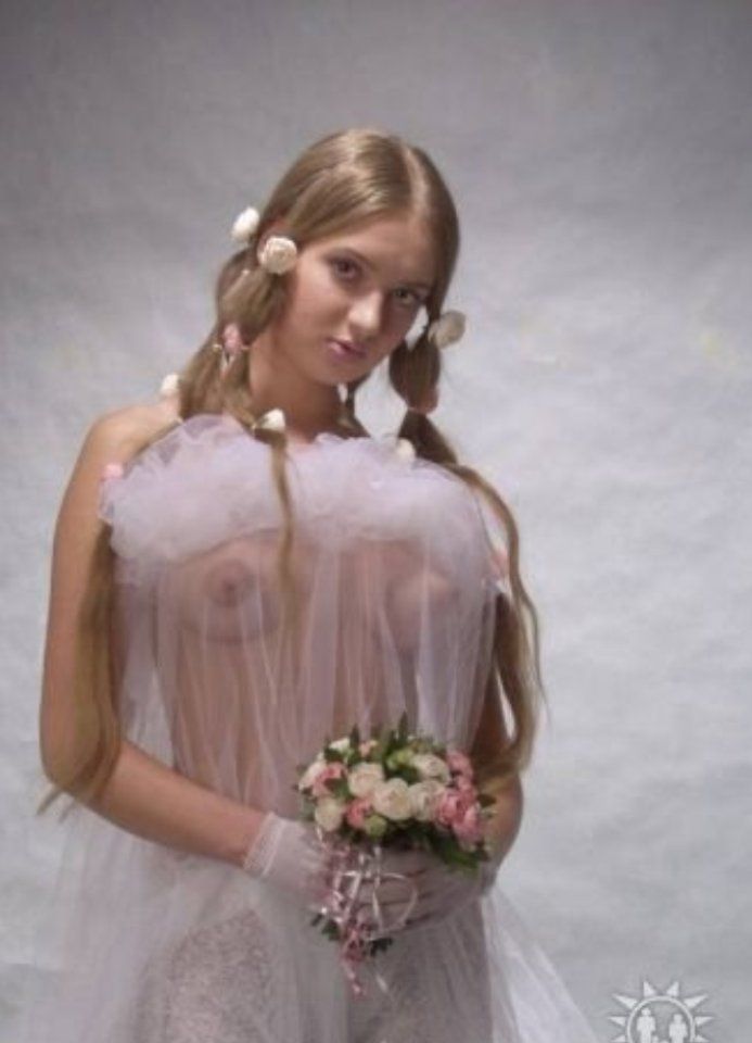 фото Юлия Ахонькова в прозрачном платье показывает свои сиськи