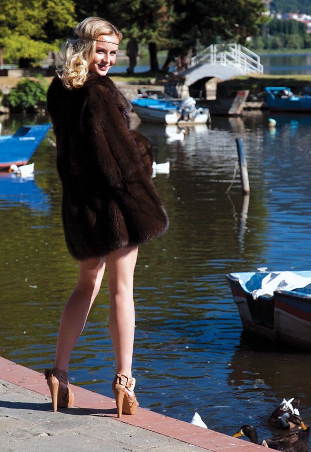 фото Полина Гагарина в короткой шубке на голое тело стоит на набережной возле воды