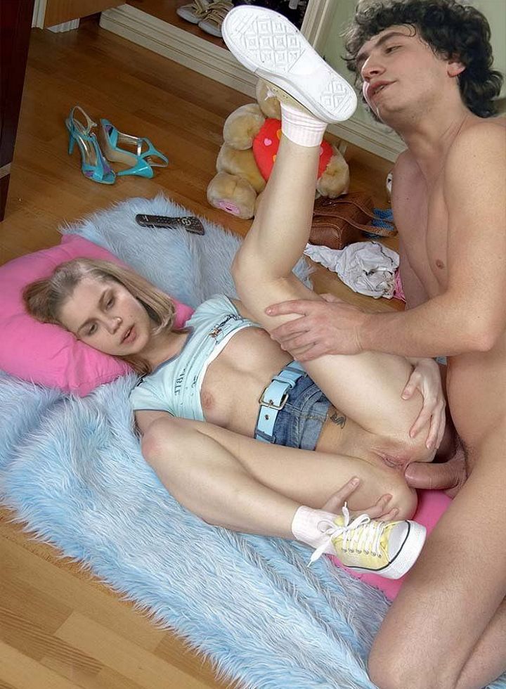 Денис Воронцов вставил член в анус Жени Васнецовой на полу в прихожей порно фото