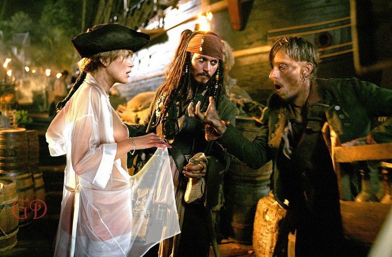 спор пиратов из-за голой девушки в прозрачной накидке. эротические фото из фильмов Пираты Карибского Моря эротическое фото