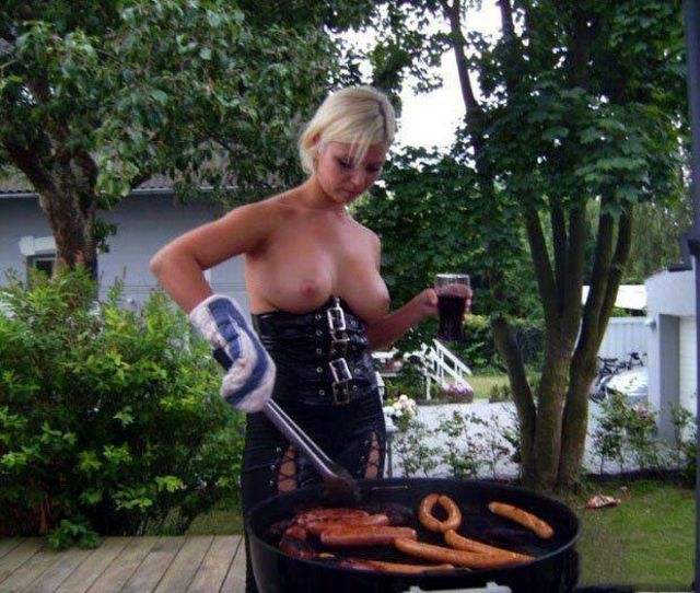 блондинка топлесс жарит колбаски на гриле, женщина на кухне порно фото