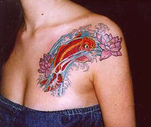 рыбка, грудь и плечо, женская татуировка фото