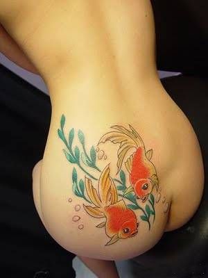 золотые рыбки на попе, женская татуировка фото