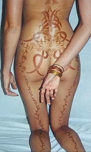 растительный орнамент по ногам и спине, женская татуировка фото