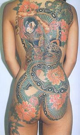 индийское божество и змей на спине, женская татуировка фото
