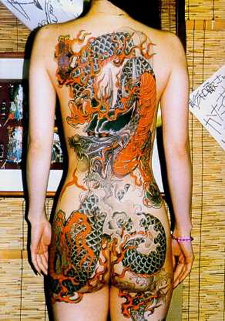 китайский дракон на спине и ягодицах, женская татуировка фото