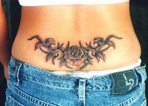 черный орнамент на пояснице, женская татуировка фото