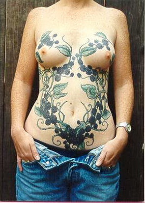 заросли ежевики на животе и грудях, женская татуировка фото