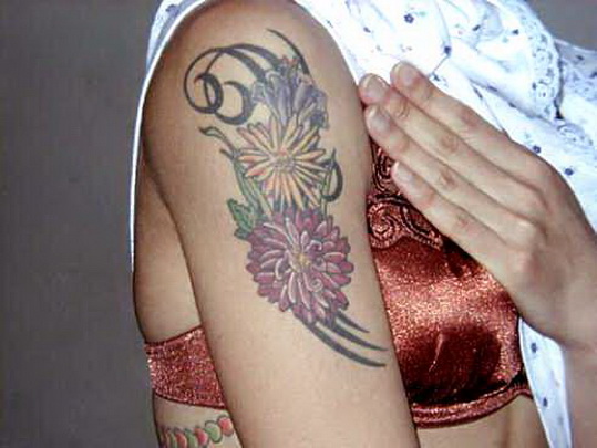 цветы на плече, женская татуировка фото