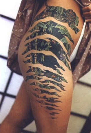 пальмы сквозь прорехи на бедре, женская татуировка фото