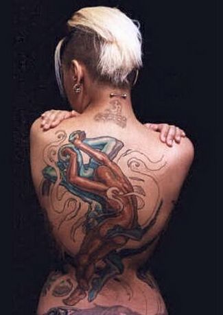 половой акт черного мужчины с коричневой женщиной во всю спину, женская татуировка фото